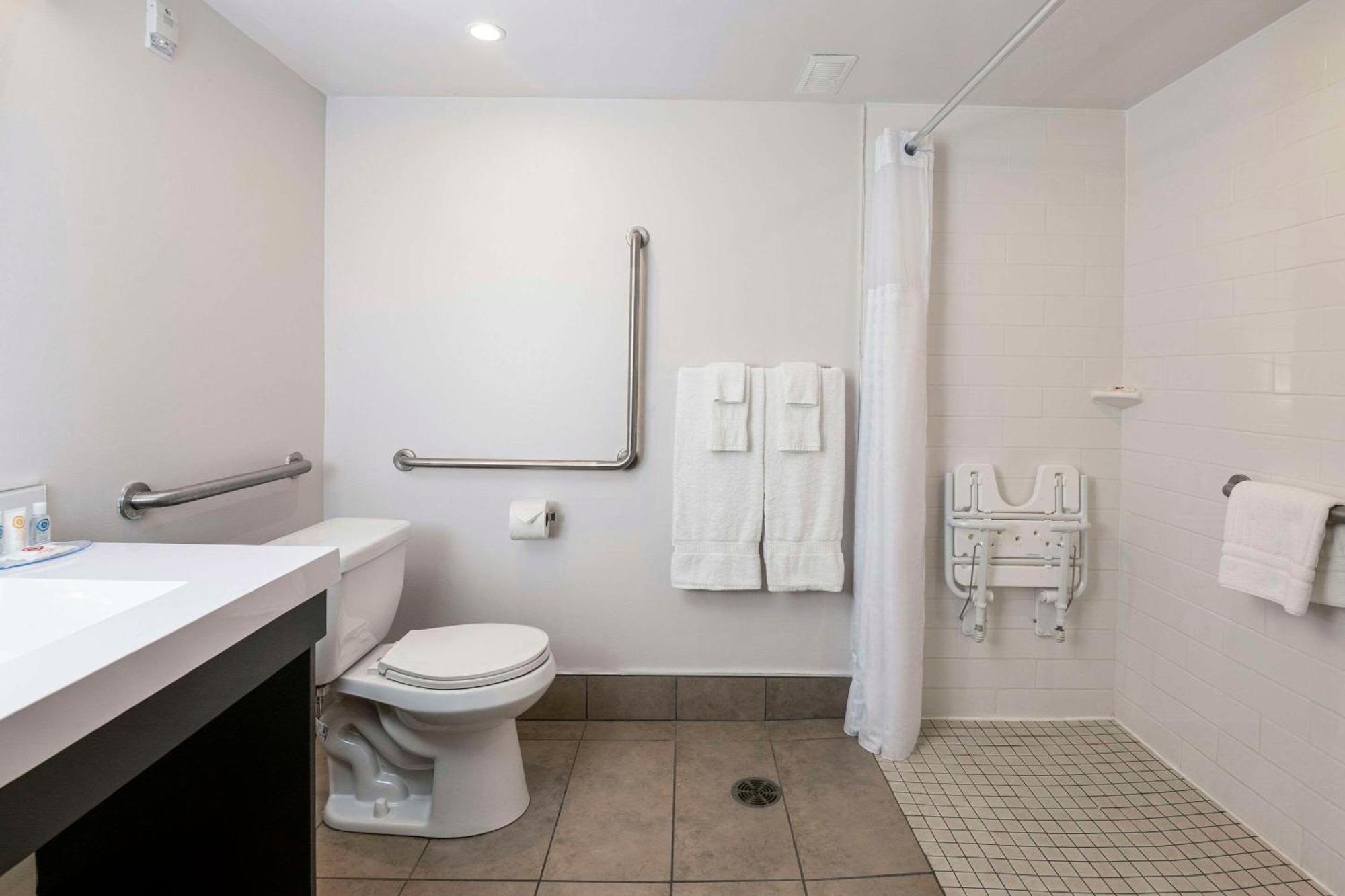 Comfort Suites Kingston Central Zewnętrze zdjęcie